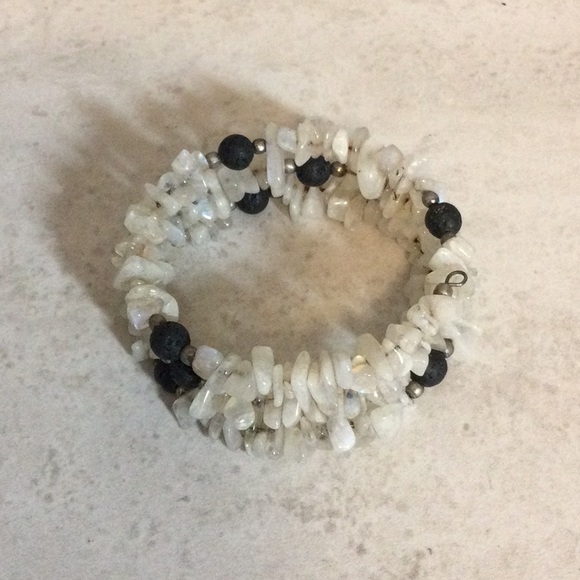 Puka shell and black bead boho stretch wrap bracelet - Picture 1 of 6